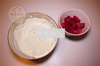 火龙果奶油蛋糕卷的做法步骤13
