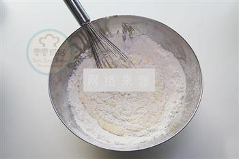 火龙果奶油蛋糕卷的做法步骤5