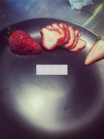 草莓玫瑰松饼的做法步骤1