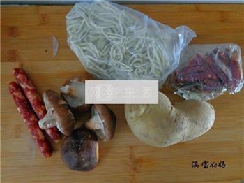 香菇腊肠炒面的做法步骤1
