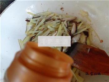 香菇腊肠炒面的做法步骤13