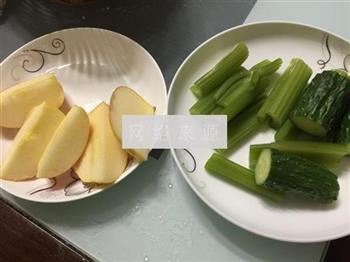 西芹黄瓜苹果汁的做法步骤6