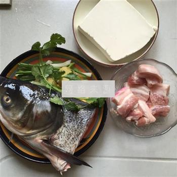 鱼头炖豆腐的做法步骤1