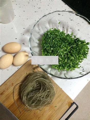 韭菜鸡蛋粉丝包的做法图解1