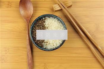 苦荞蒸米饭的做法步骤2