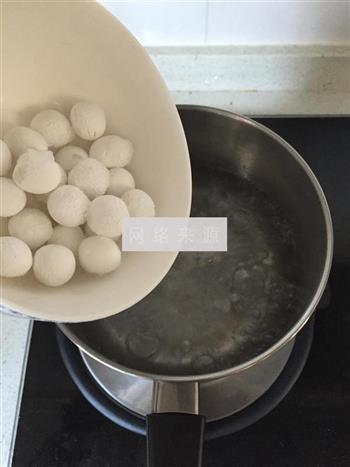 酒酿圆子水铺蛋的做法步骤1