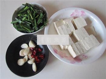 韭菜炒臭豆腐的做法步骤1