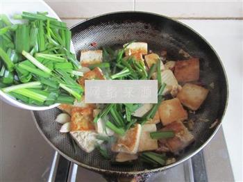 韭菜炒臭豆腐的做法步骤6