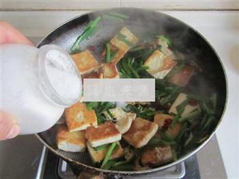 韭菜炒臭豆腐的做法步骤7