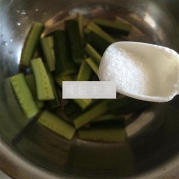 炝拌黄瓜条的做法步骤2
