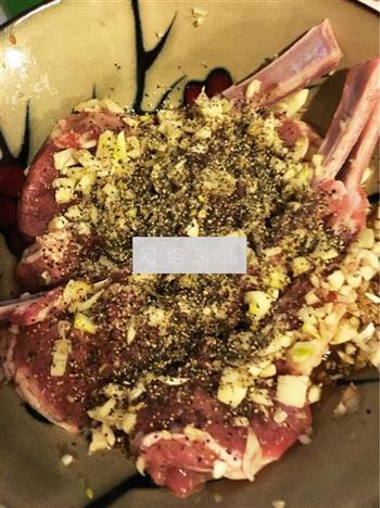 黑椒蒜香烤羊排的做法步骤3