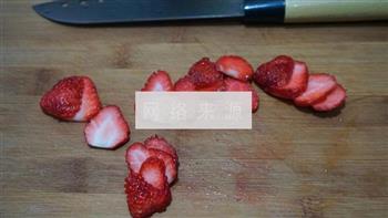 草莓芒果思慕雪的做法步骤2