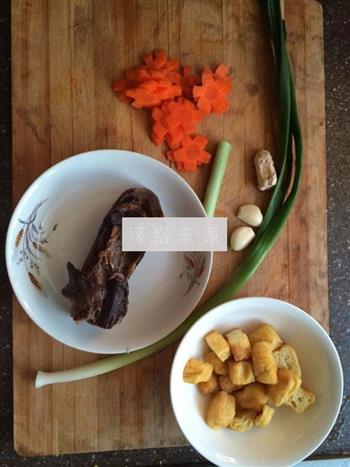 腊肉杂蔬小炒的做法步骤1