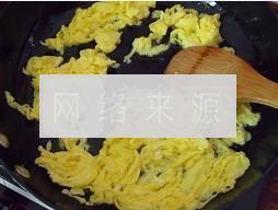 蚕豆炒鸡蛋的做法步骤2