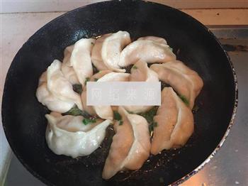 酸菜猪肉煎饺的做法步骤16