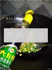豌豆玉米炒虾仁的做法步骤10