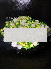 豌豆玉米炒虾仁的做法步骤9