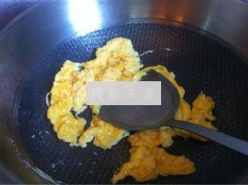 辣子虾仁炒鸡蛋的做法步骤3