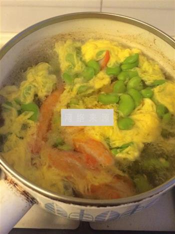 蟹肉蚕豆蛋汤的做法步骤3