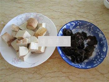 黑木耳炖冻豆腐的做法图解1