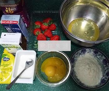 草莓奶油蛋糕卷的做法步骤1