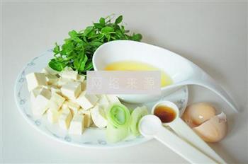 豆苗豆腐鸡蛋汤的做法步骤1