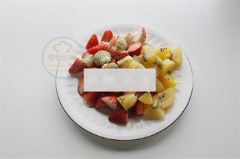 草莓水果奶油裱花蛋糕的做法步骤2