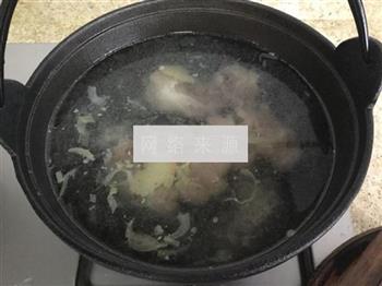 酸菜骨头汤的做法图解2
