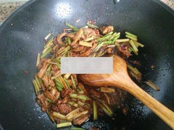 芹菜炒肉的做法步骤6