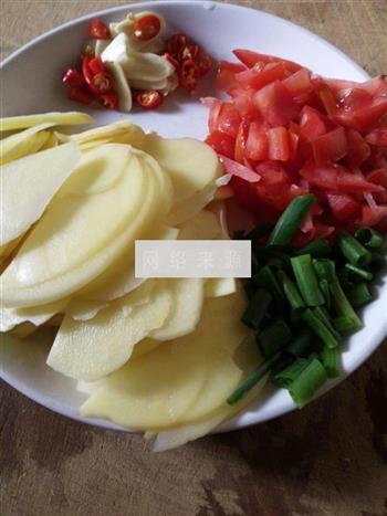 西红柿酸辣土豆片的做法步骤2