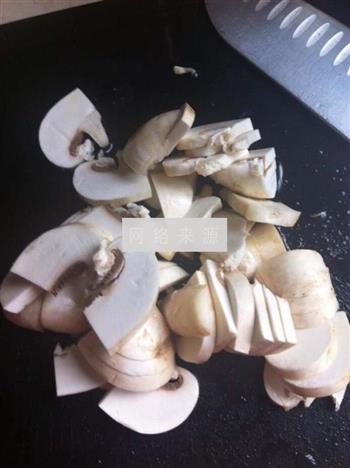 青椒蘑菇炒扇贝肉的做法图解3