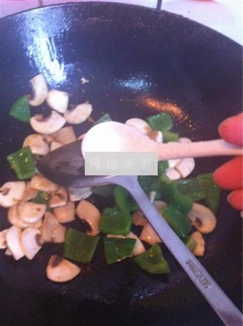 青椒蘑菇炒扇贝肉的做法步骤6