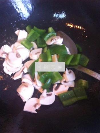 青椒蘑菇炒扇贝肉的做法步骤7