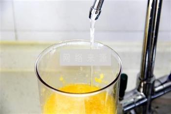 鲜榨蜜梨香橙汁的做法图解9