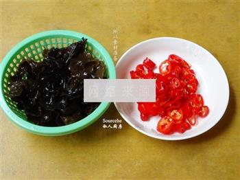 红辣椒炒黑木耳的做法步骤2
