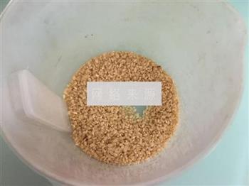 茄子腊肠糙米焖饭的做法图解1