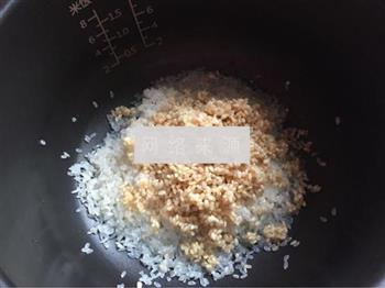 茄子腊肠糙米焖饭的做法图解2