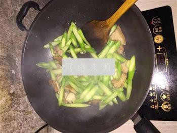 五花肉炒芦笋的做法步骤3