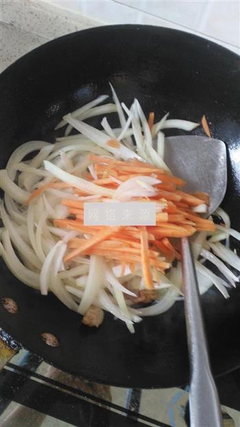 胡萝卜炒洋葱的做法步骤3