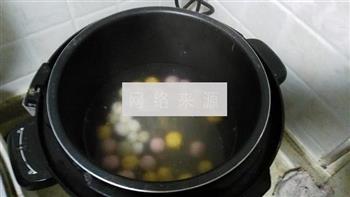 荷包蛋煮彩色汤圆的做法步骤1