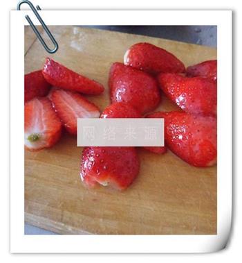菠萝草莓果盘的做法步骤2