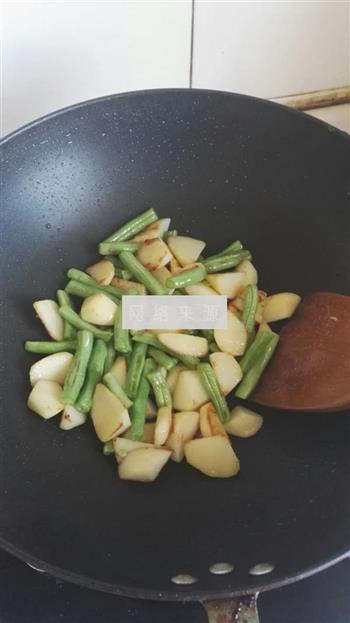 土豆炖豆角的做法步骤2