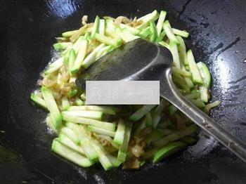 榨菜丝炒西葫芦的做法图解5