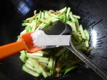 榨菜丝炒西葫芦的做法图解6