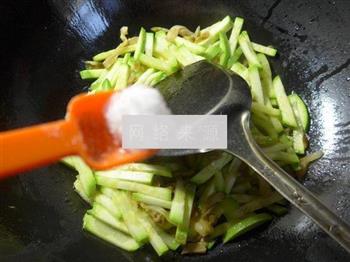 榨菜丝炒西葫芦的做法图解7
