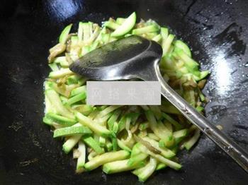 榨菜丝炒西葫芦的做法图解8