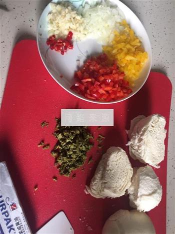 黄油煎馒头拼腌香椿的做法步骤1