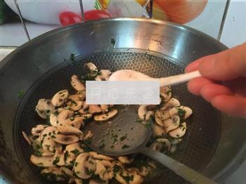 荠菜蘑菇的做法步骤7