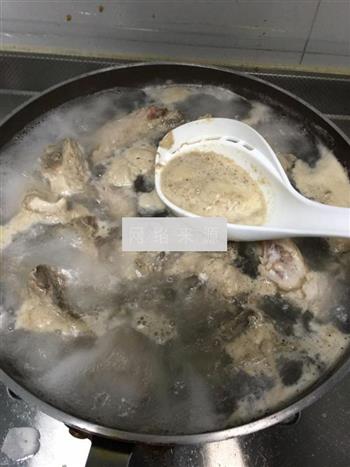 烤蛤蜊配龙骨清汤面的做法步骤2