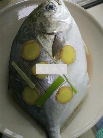 清蒸金鲳鱼的做法步骤2